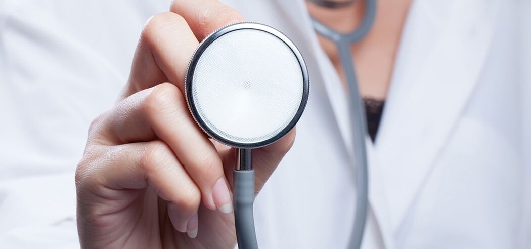 Un médico cun estetoscopio