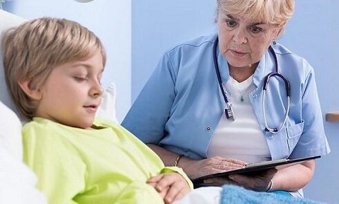 Doutor e neno no hospital