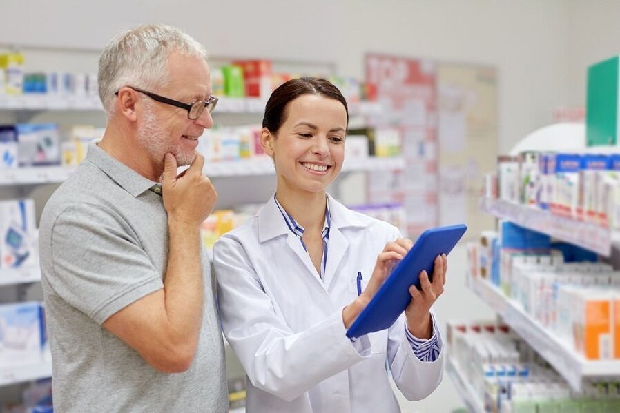 O médico prescribe un medicamento antiparasitario a un home