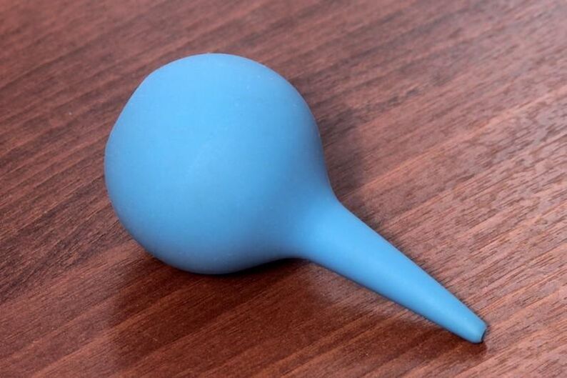 Enema para limpar o corpo de parasitos